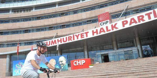 Göreve iade edilmek için 440 kilometre yolu bisikletiyle kat etti
