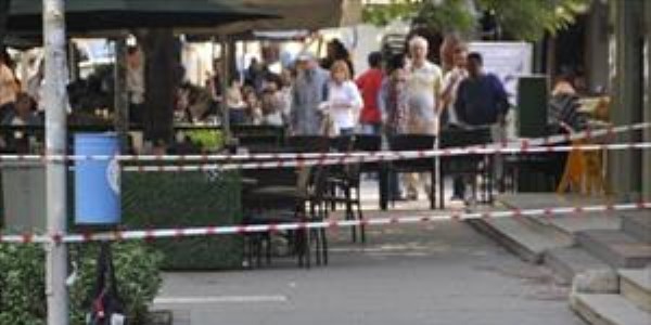 Banka şubesi önündeki çöp kutusuna bırakılan çanta korkuttu