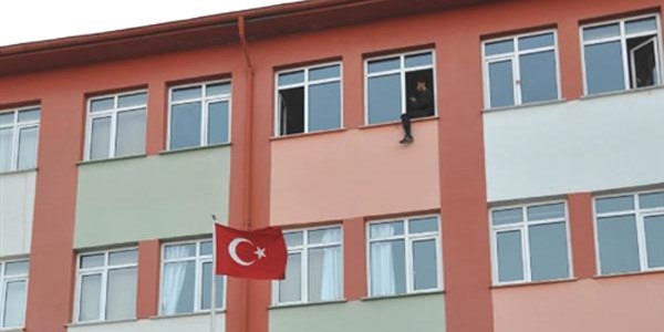 İntihara kalkışan genci sigara veren polis pencereden aldı