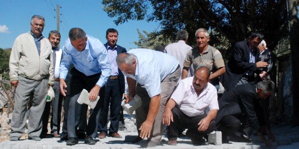 Kaymakam ve 23 muhtar taş döşedi!