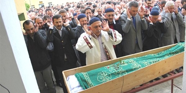 Ablasının mezarı başında intihar eden genç toprağa verildi