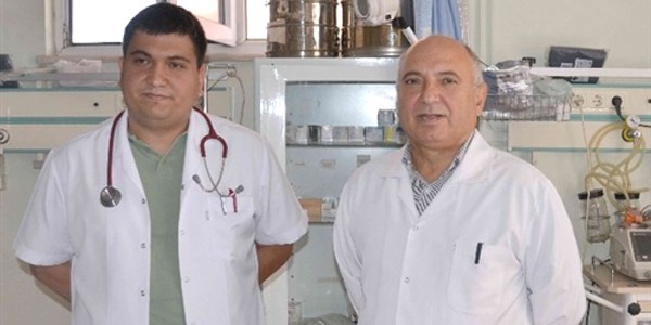 Baba oğul aynı hastanede görev yapıyor