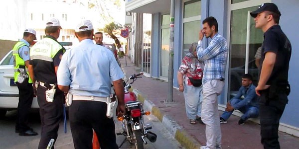 Kaza yapan gençle polisin ilginç diyaloğu