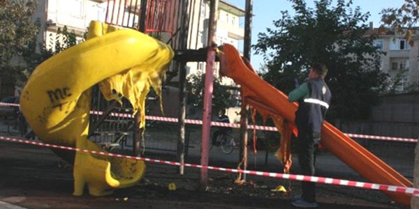 İnegöl'de çocuk parkını yaktılar