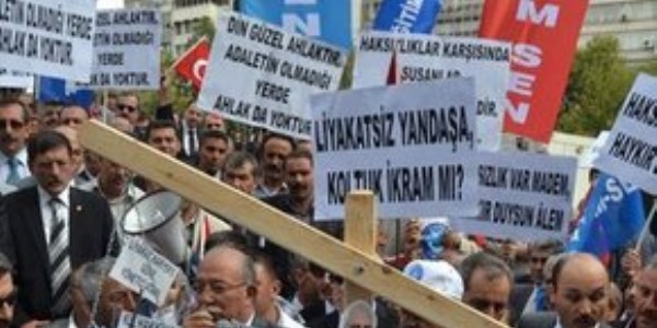 MEB önünde terazili eylem