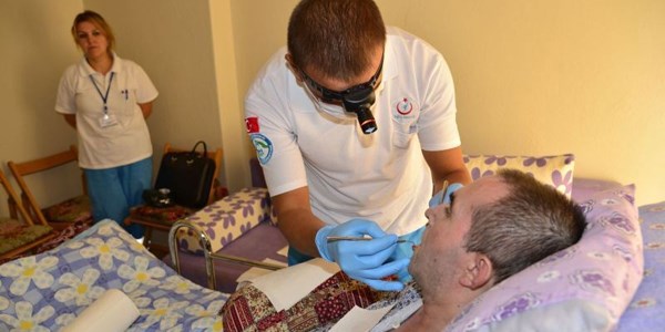 Hastaneye gelemeyenlere evde diş bakımı ve tedavisi