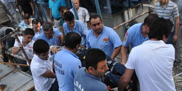 İskeleden 10 metrelik çukura düştü