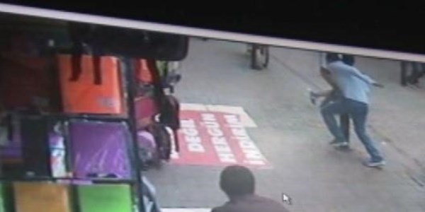 Kız kardeşine omuz atan gencin kafasına masa fırlattı