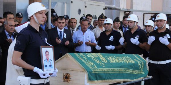Kalp krizi geçiren genç polis hayatını kaybetti