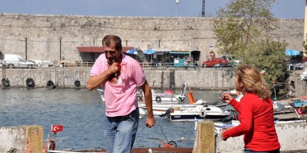 Oğlu denizde boğulan baba, adliye önünde intihara kalkıştı