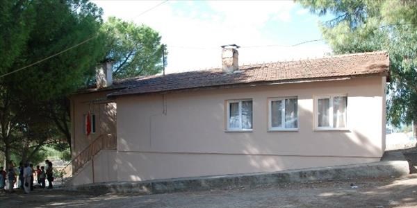 Göllüce'deki köy okulunu onardı