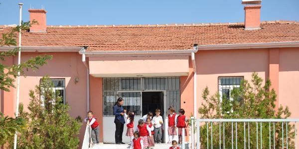 Niğde'de depo olarak kullanılan binada ders