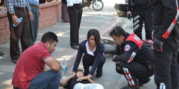 Yaralanan motosikletliye yoldan geçen sağlıkçı genç kızdan ilk müdahale