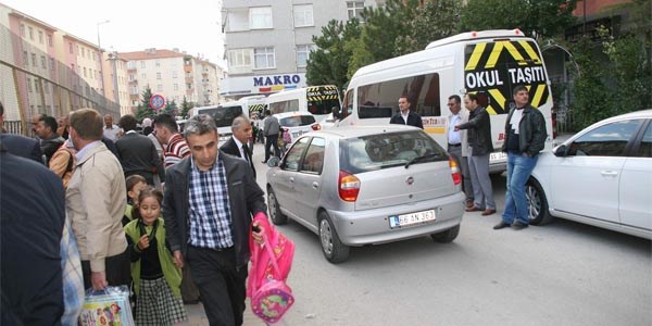Öğrenci servislerinin okul önlerindeki park çilesi
