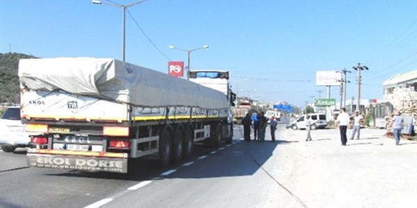 Yüksek gerilim hattı Tır'ın üzerine düştü