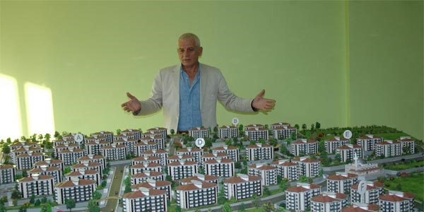 Sokakta para dağıtan işadamı konuştu