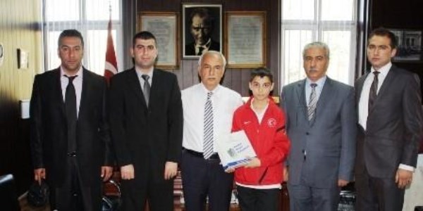 Başarılı sporcu öğrenciye kitap hediyesi