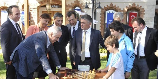 Kasparov, öğrencilere satranç takımı dağıttı
