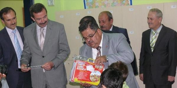 Bilecik Belediyesi'nden minik öğrencilere ücretsiz eğitim seti