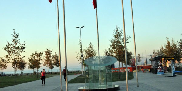 Şehitlik anıtı da vandallardan nasibini aldı