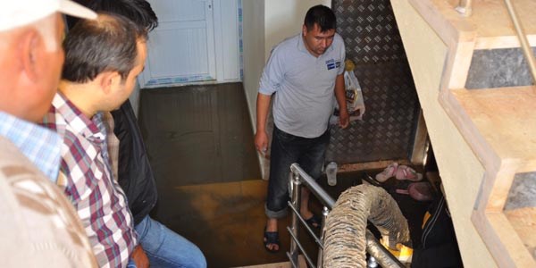 Depo ve evi lağım suyu bastı