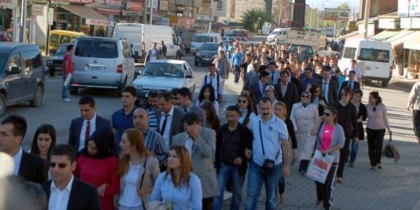 Öğretmenlere saldırı, sessiz yürüyüşle protesto edildi