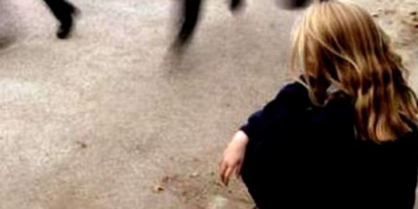 Küçük kız çocuklarını pazarladığı iddia edilen anneye 500 lira ceza