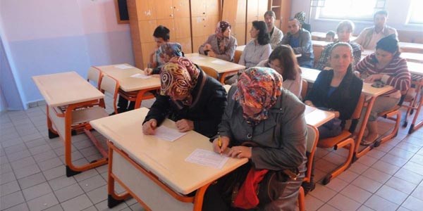 Necatibey Ortaokulu velileri okul kıyafetini tercih etti