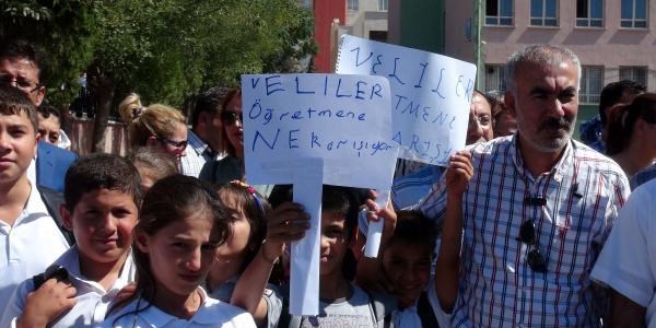 Öğretmene okul önünde dayak iddiası