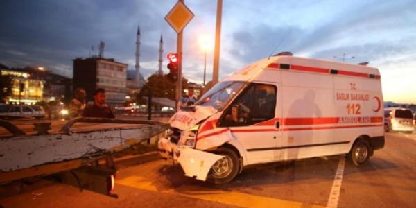 Hasta taşıyan ambulans otomobille çarpıştı: 7 yaralı