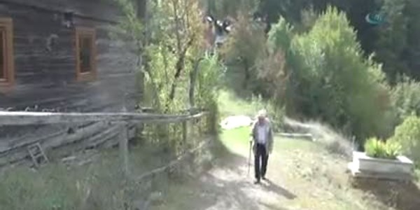 Namaz kıldırmak için günde üç saat yürüyor