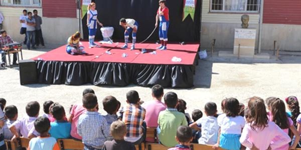 Tiyatrocu üniversiteliler köy köy geziyor