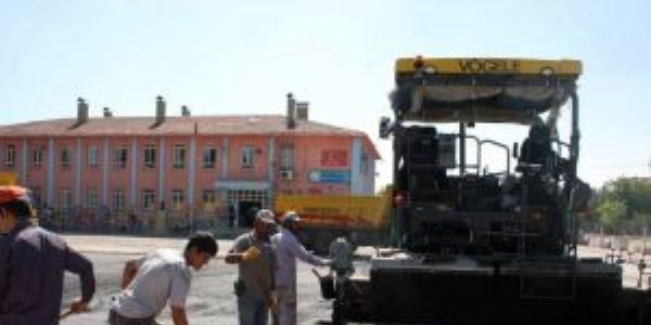 Karatay'da okul bahçelerinde asfalt çalışması