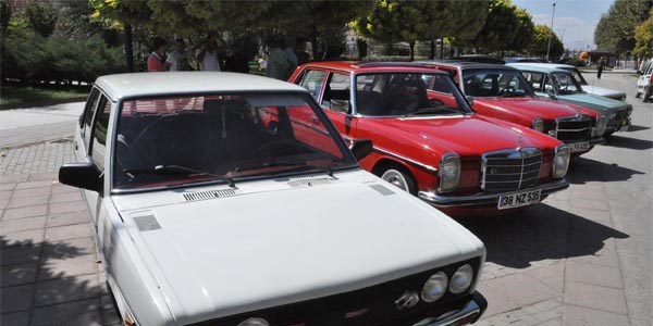 Nostaljik araba tutkunlar Malatya'da bir araya geldi