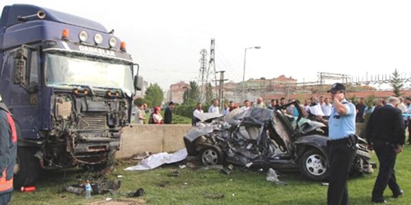 Trafikte cam silen kız çocuğu, savrulan otomobilin altında kalarak öldü