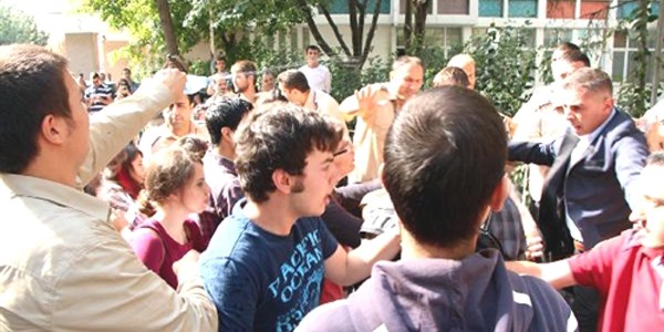 Öğrenciler özel güvenlik görevlilerine 'soma'yla su sıktı