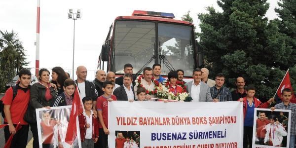 Dünya şampiyonu Busenaz çiçeklerle karşılandı
