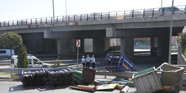Kamyonetten savrulan tüpler paniğe neden oldu