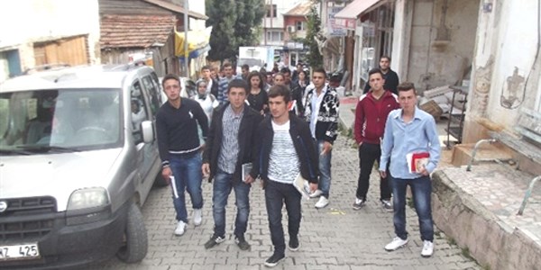 Üniversite öğrencileri ilçeyi şenlendirdi