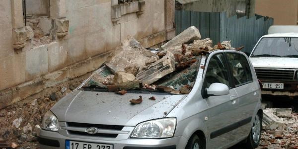 Tarihi binanın yıkılan çatısı otomobilin üzerine düştü