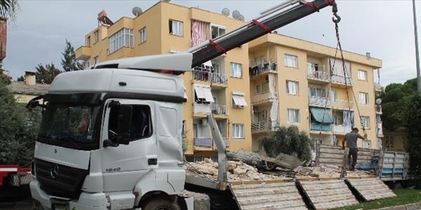 Selçuk'ta mermer yüklü tır orta refüje çıktı