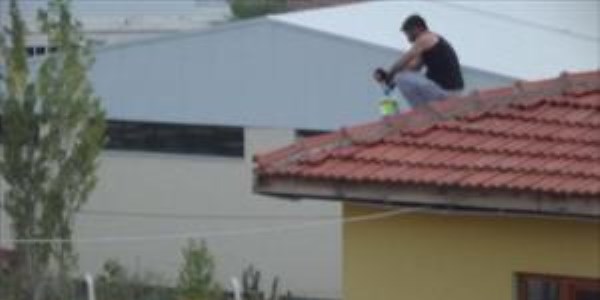 Gazinosu mühürlenince, benzinle çatıya çıktı