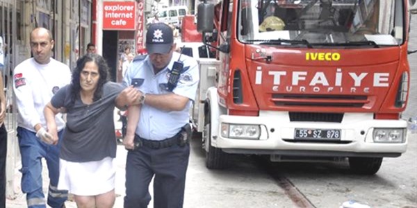 Taşkınlık yapan kardeşler, itfaiye yardımıyla evden çıkarıldı