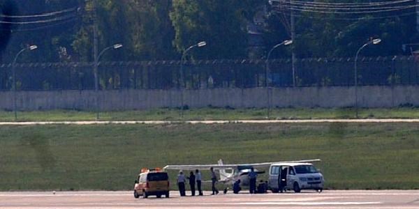 Eğitim uçağının iniş takımları açılmayınca...