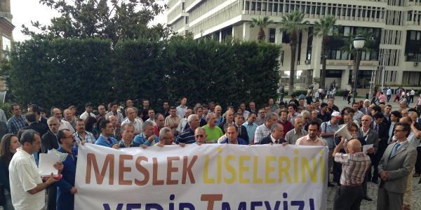 Öğretmenlerden yönetmelik protestosu