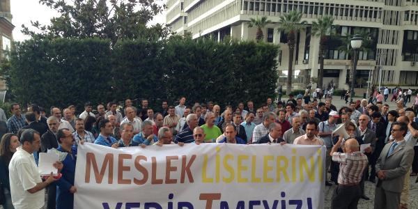 retmenlerden ynetmelik protestosu