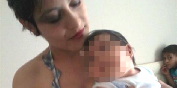 Eşini, çocuğunun gözleri önünde bıçakladı
