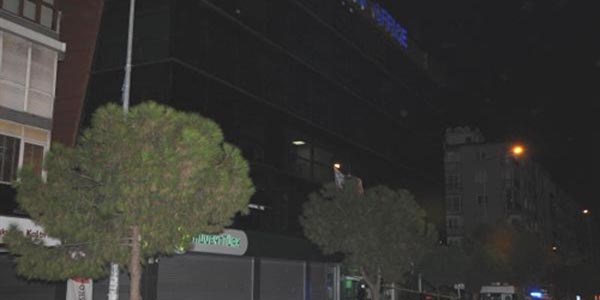 AK Parti önündeki oyuncak bebek korkuttu