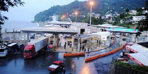 Darp edilen memur iki kişiyi vurdu