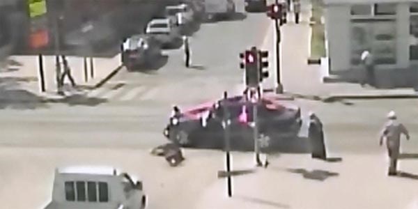 Gelin arabası yaşlı kadına çarptı